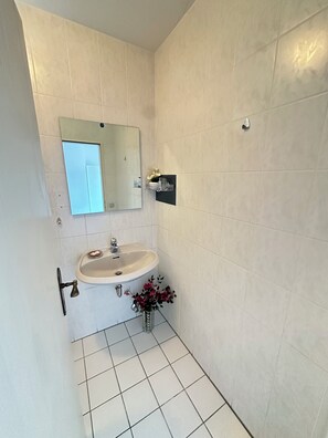Hair dryer, towels, soap, shampoo - In & Out Boardinghouse Deluxe room (Stolberg)