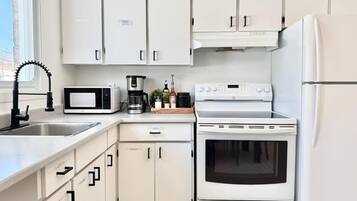 冷蔵庫、電子レンジ、オーブン、コンロ