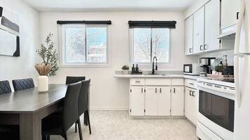 Een koelkast, een microgolfoven, een oven, een kookplaat