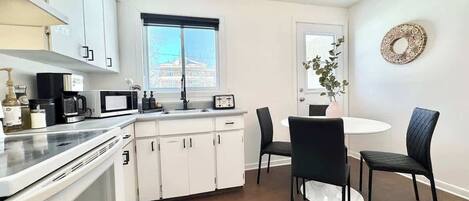 Een koelkast, een magnetron, een oven, een kookplaat