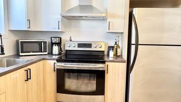 Een koelkast, een microgolfoven, een oven, een kookplaat