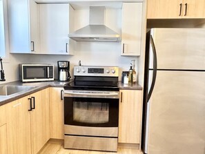 冰箱、微波炉、烤箱、炉灶