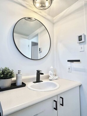 Regadera, secadora de cabello, toallas 