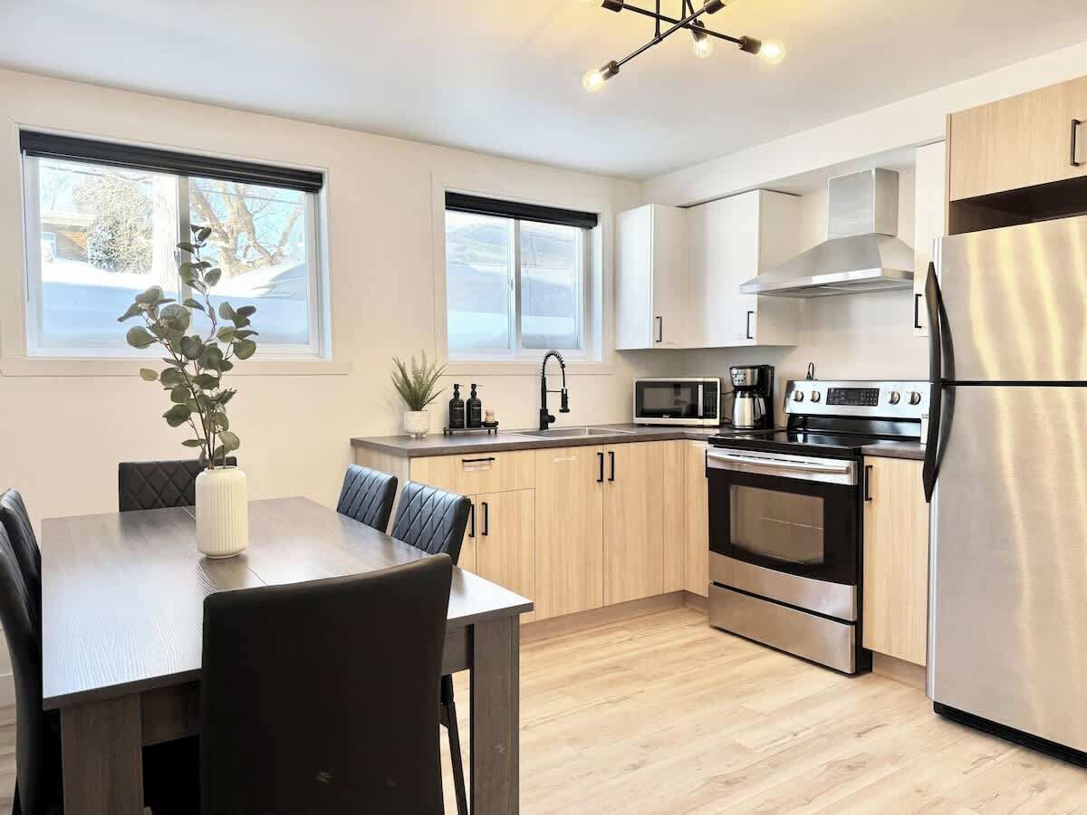 Jääkaappi, mikroaaltouuni, uuni, liesi