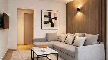 Appartement Supérieur, vue ville | Coin séjour | TV connectée de 80 cm avec chaßnes numériques