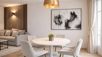 Appartement Supérieur, vue ville | Coin séjour | TV connectée de 80 cm avec chaßnes numériques