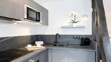 Appartement Supérieur, vue ville | Cuisine privée | Machine à expresso, bouilloire électrique, grille-pain, congélateur