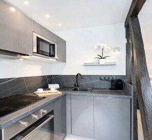 Appartement Supérieur, vue ville | Cuisine privée | Machine à expresso, bouilloire électrique, grille-pain, congélateur