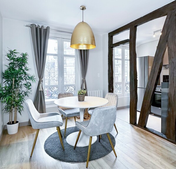 Appartement Supérieur, vue ville | Coin séjour | TV connectée de 80 cm avec chaînes numériques