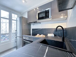 Appartement Supérieur, vue ville | Cuisine privée | Machine à expresso, bouilloire électrique, grille-pain, congélateur