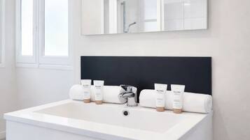 Superior Apartment, City View | Bathroom | Shower, hair dryer, towels, soap