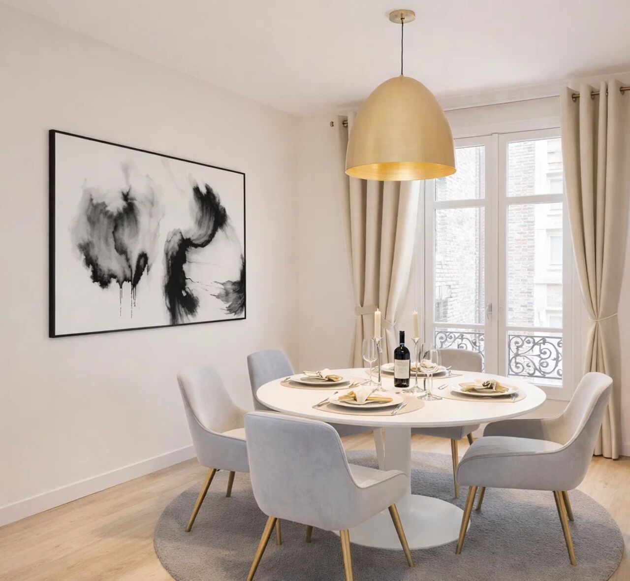 Superior appartement, uitzicht op de stad | Woonruimte | Een 80-cm smart-tv met digitale zenders