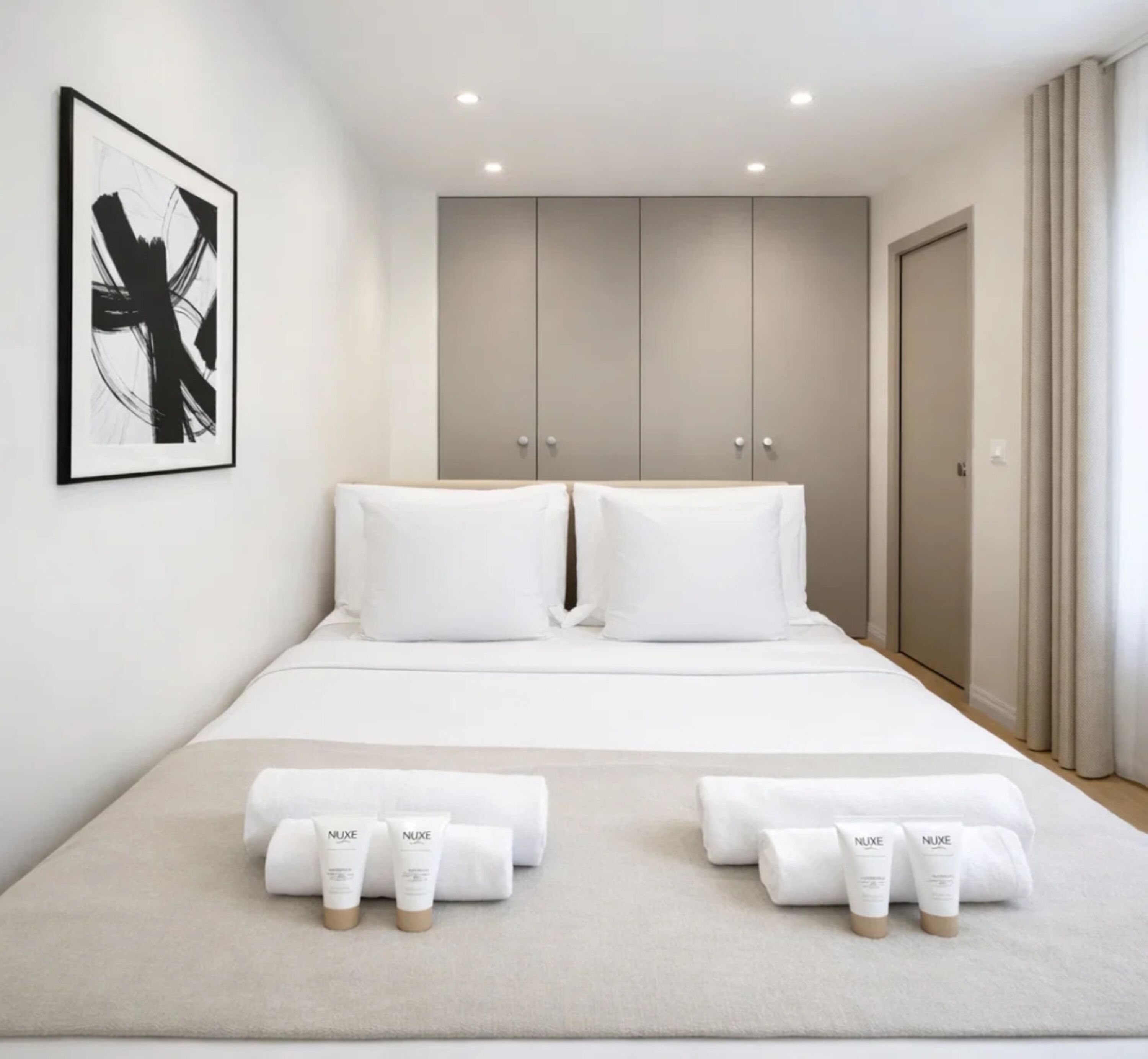 Superior Apartment, City View | Iron/ironing board, travel cot, free WiFi, bed sheets