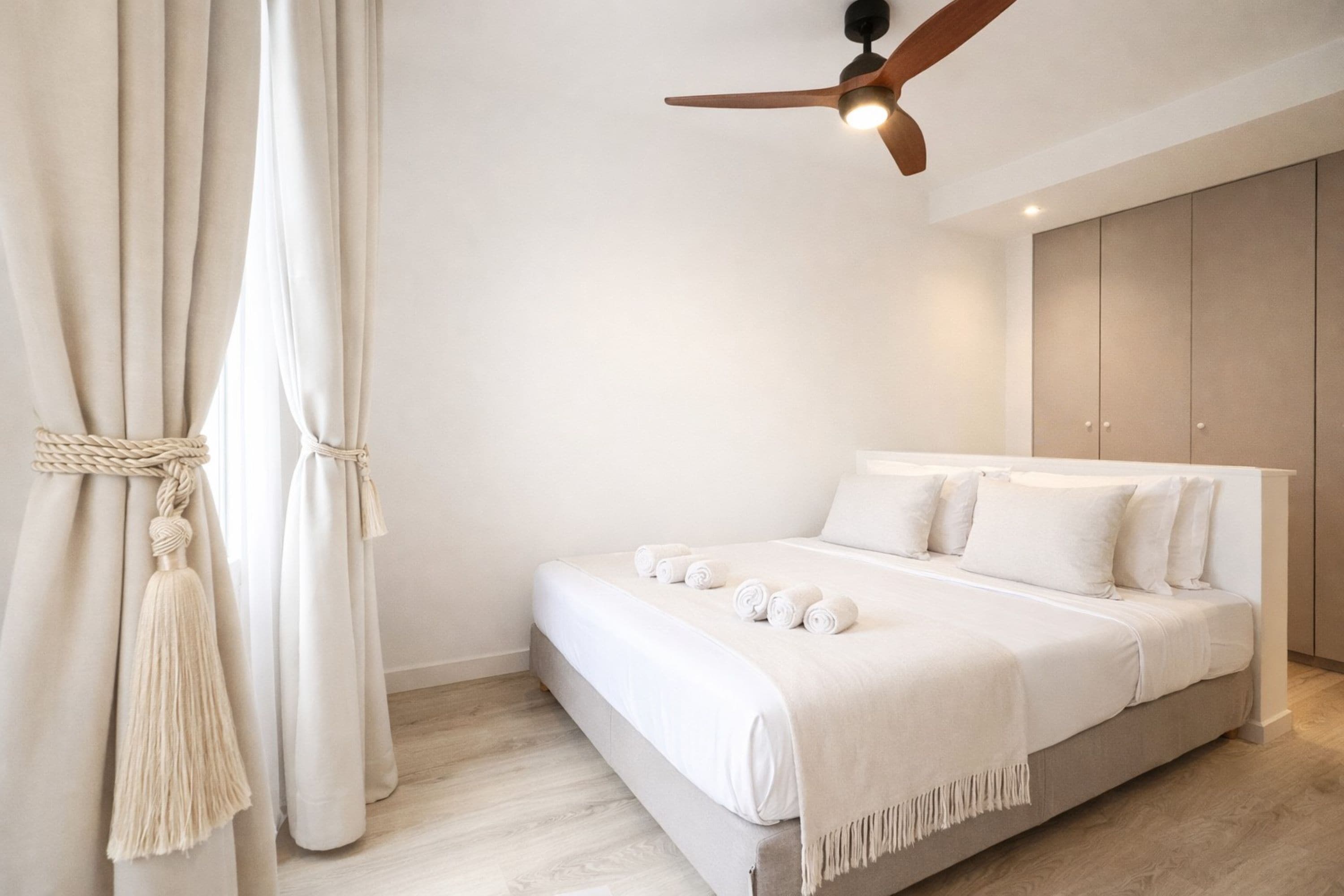 Apartemen Superior, pemandangan kota | Setrika/meja setrika, tempat tidur bayi, Wi-Fi gratis, dan seprai linen