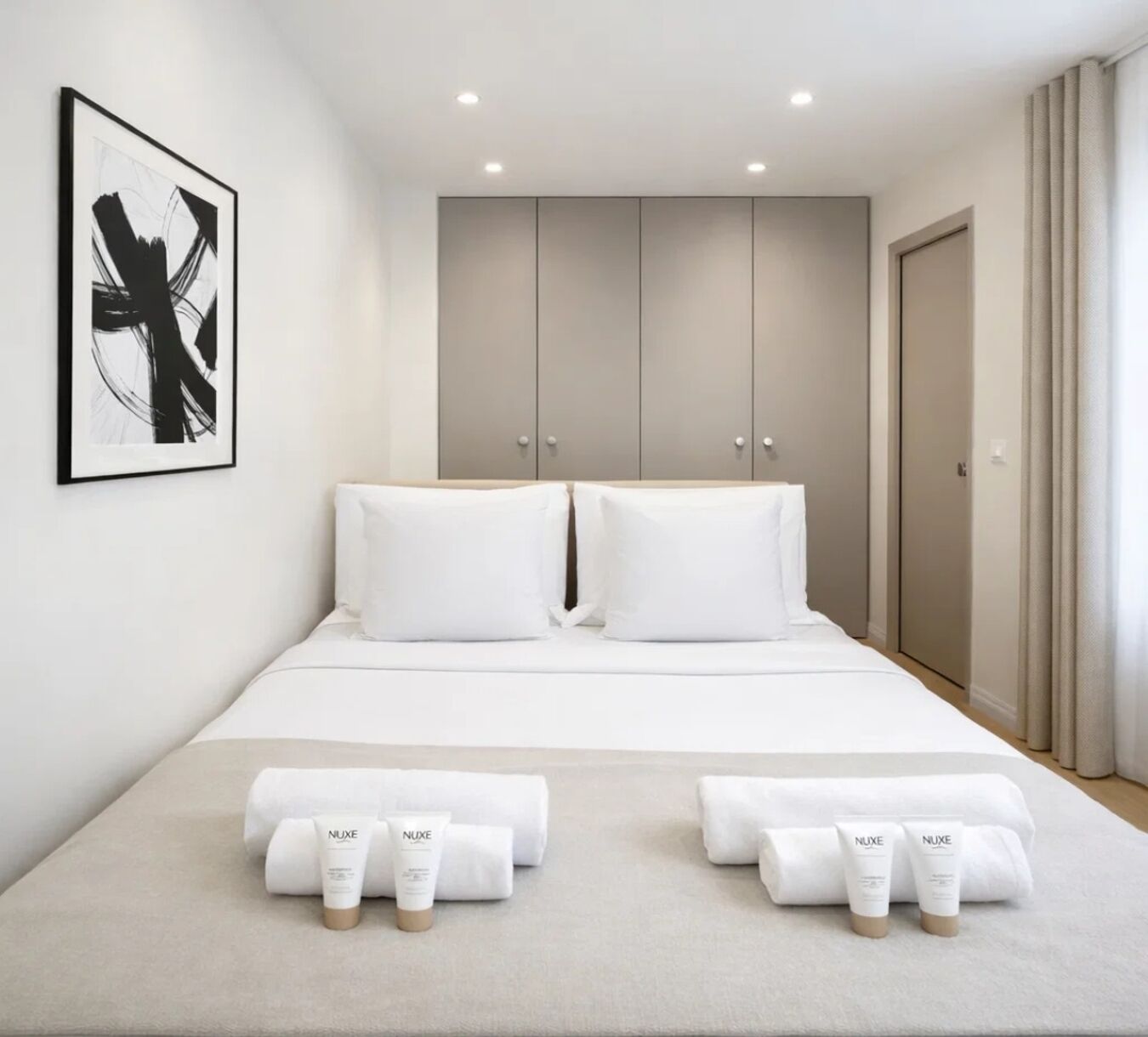 Appartement Supérieur, vue ville | Coin séjour | TV connectée de 80 cm avec chaînes numériques