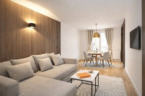 Appartement supérieur, vue sur la ville | Aire de séjour | Téléviseur connecté de 80 cm avec télévision numérique