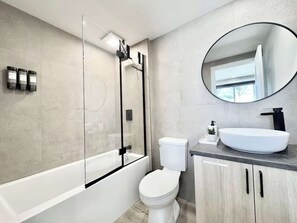 Regadera, secadora de cabello, toallas 