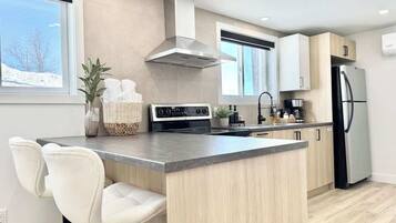 Een koelkast, een microgolfoven, een oven, een kookplaat