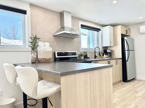 Een koelkast, een microgolfoven, een oven, een kookplaat