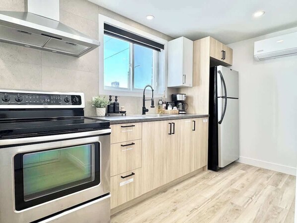 Fridge, microwave, oven, stovetop