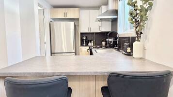 Een koelkast, een microgolfoven, een oven, een kookplaat