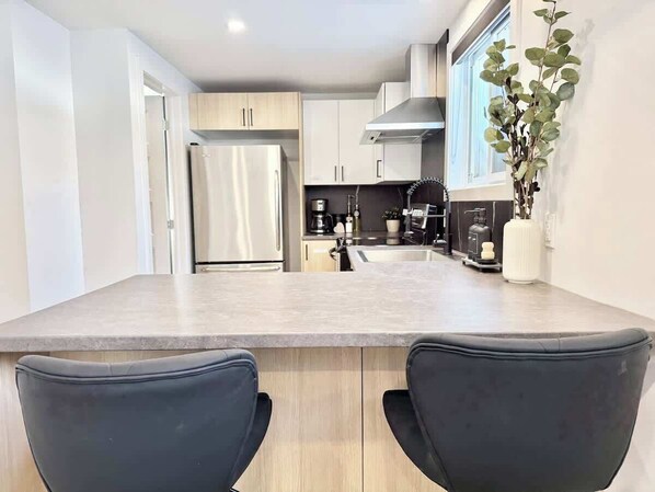 Réfrigérateur, micro-ondes, four, plaque de cuisson