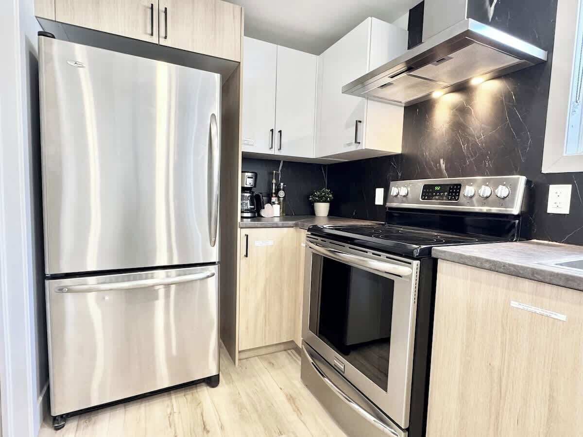 Jääkaappi, mikroaaltouuni, uuni, liesi