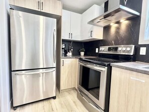 Réfrigérateur, micro-ondes, four, plaque de cuisson