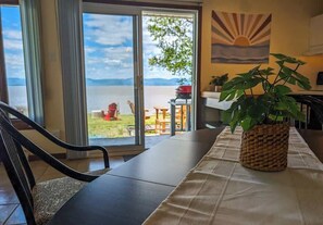 Dining - Chalet / Studio #1 Waterfront with Spa, Fireplace & Wifi (Cap-Saint-Ignace)