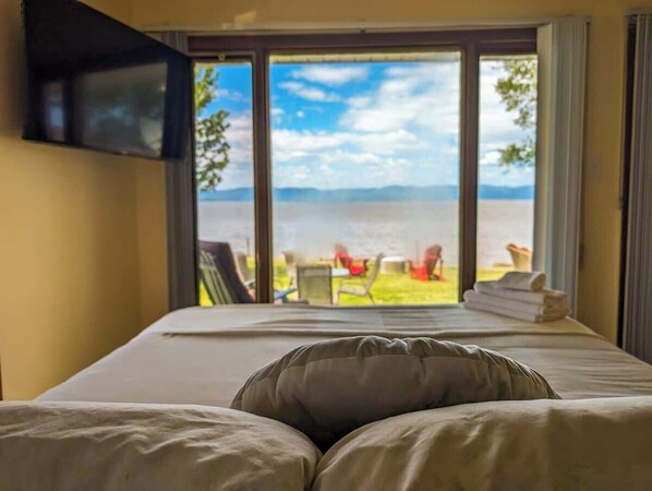 1 bedroom, travel cot, WiFi, bed sheets