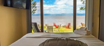 Chalet / Studio #1 Waterfront with Spa, Fireplace & Wifi