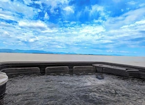 Outdoor spa tub - Chalet / Studio #1 Waterfront with Spa, Fireplace & Wifi (Cap-Saint-Ignace)