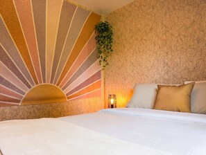 2 bedrooms, travel crib, WiFi, bed sheets