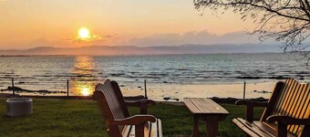 Chalet #2 Waterfront with Spa, Fireplace, Wifi & AC