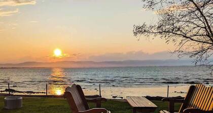 Chalet #2 Waterfront with Spa, Fireplace, Wifi & AC