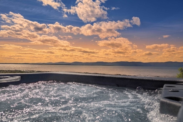 Profitez d’une vue splendide sur le fleuve et la verdure environnante. Un cadre élégant et paisible, idéal pour vous ressourcer et savourer des instants uniques en toute sérénité.