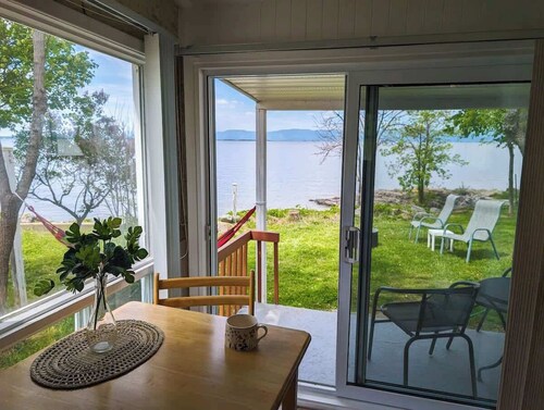 Chalet Studio #3 Waterfront with Spa, Fireplace & Wifi