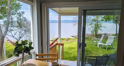 Chalet Studio #3 Waterfront with Spa, Fireplace & Wifi