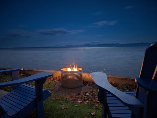 Chalet Studio #3 Waterfront with Spa, Fireplace & Wifi