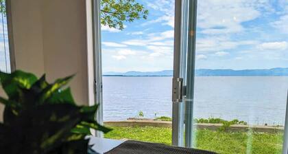 Chalet #4 Waterfront with Spa, Fireplace and Wifi