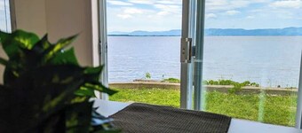 Chalet #4 Waterfront with Spa, Fireplace and Wifi