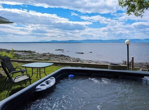 Outdoor spa tub - Chalet #4 Waterfront with Spa,  Fireplace and Wifi (Cap-Saint-Ignace)