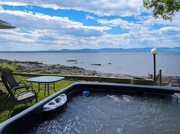 Bain à remous extérieur