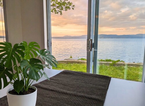 Chalet #4 Waterfront with Spa,  Fireplace and Wifi