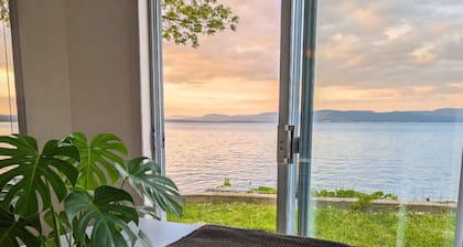 Chalet #4 Waterfront with Spa, Fireplace and Wifi