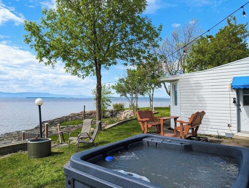 Chalet #4 Waterfront with Spa,  Fireplace and Wifi