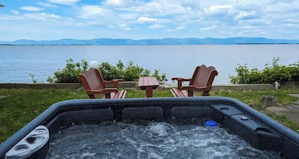 Chalet Studio #5 Waterfront with Spa, Fireplace & Wifi