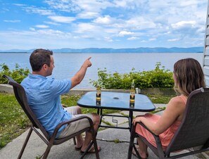 Outdoor dining - Chalet Studio #5 Waterfront with Spa, Fireplace & Wifi (Cap-Saint-Ignace)