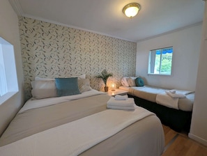 Travel crib, WiFi, bed sheets - Chalet Studio #5 Waterfront with Spa, Fireplace & Wifi (Cap-Saint-Ignace)