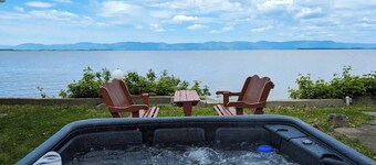 Chalet Studio #5 Waterfront with Spa, Fireplace & Wifi